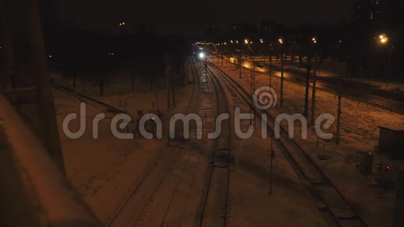 冬天夜间火车在桥下行驶视频的预览图