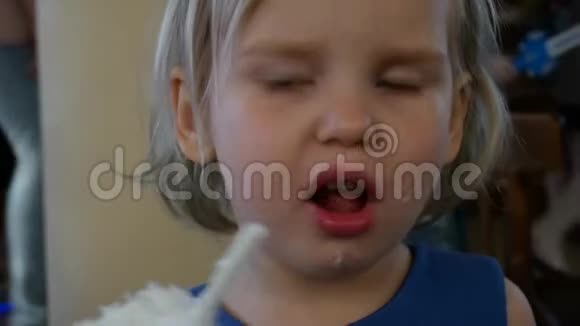 一个小女孩正在吃甜的棉毛视频的预览图