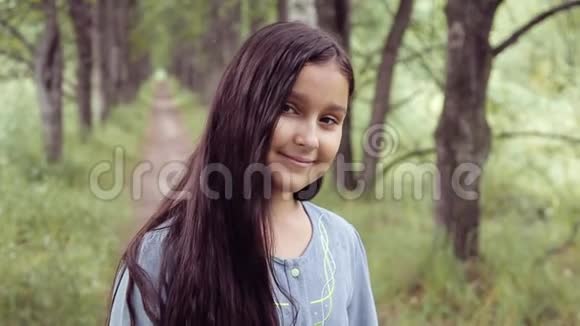 肖像一个可爱漂亮的小女孩在摆姿势的时候对着镜头笑得非常漂亮视频的预览图