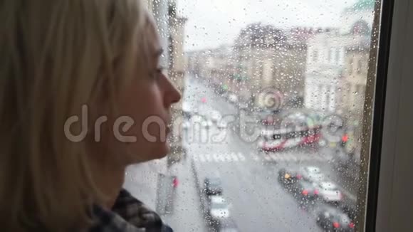 雨天小女孩望着窗外视频的预览图