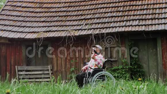 残疾老人拄拐视频的预览图