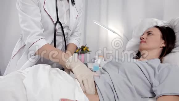 医生检查病人的胃视频的预览图