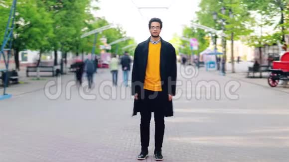 一个美国黑人独自站在街上的时光流逝画像视频的预览图