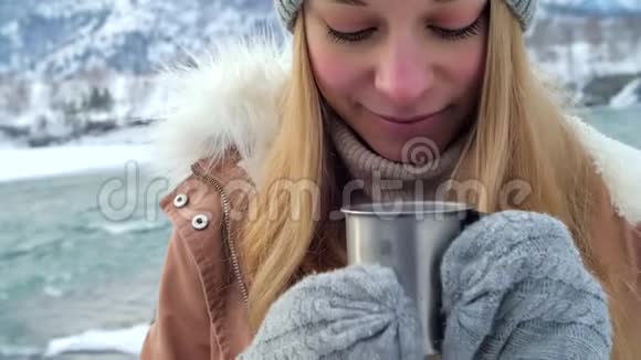 女人在冬天拿着一杯热茶视频的预览图