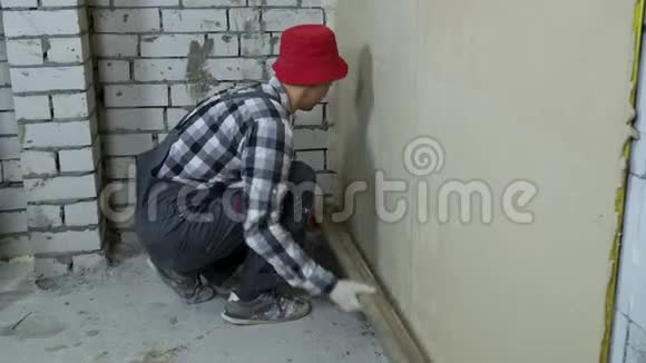 用施工尺抹内墙石膏视频的预览图