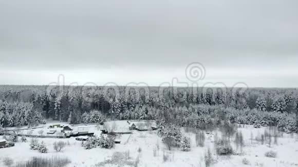 冬令雪山森林空中拍摄惊人的自然景观冻林和暗山河视频的预览图