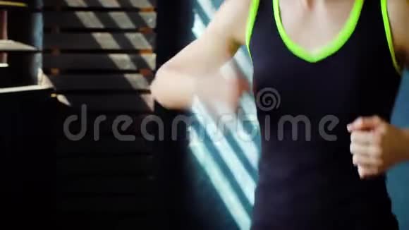在健身房锻炼女性伸展手臂肌肉视频的预览图