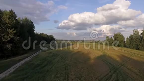 在这片空中视野中一个村庄可以在远处看到视频的预览图