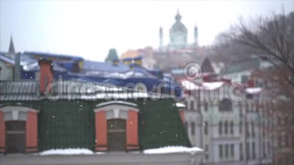 城市上空大雪纷飞建筑物的屋顶和窗户视频的预览图