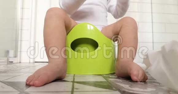 婴儿坐着他的腿垂在锅里视频的预览图