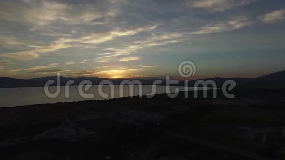日落的鸟瞰图和背景有山的市区全景图视频的预览图