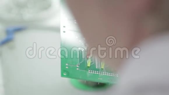 电子芯片在手视频的预览图