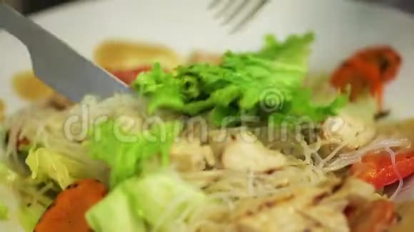 吃开胃蔬菜沙拉低热量营养健康饮食的人视频的预览图