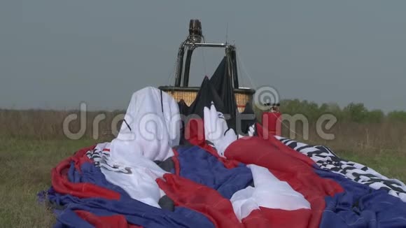 降落后放气热气球视频视频的预览图