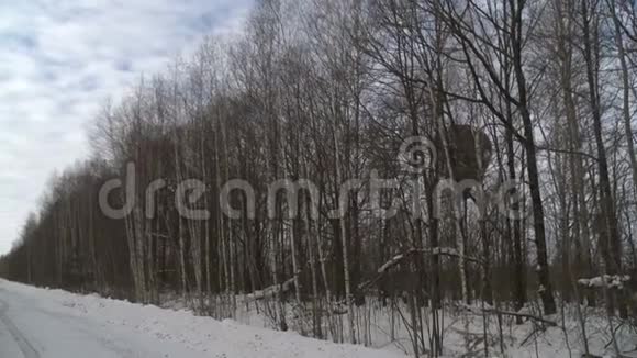 单人热气球缓慢降落冬景视频的预览图