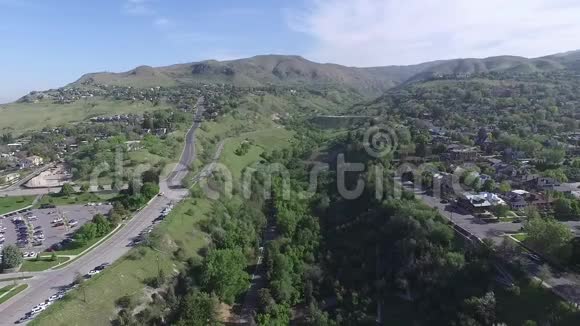 山麓山谷中郁郁葱葱的公园的鸟瞰图视频的预览图