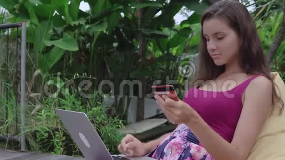 女性使用笔记本电脑在线银行视频的预览图