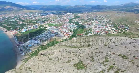 从山上鸟瞰海滨小镇苏达克视频的预览图