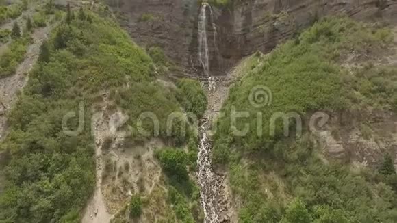 从瀑布底部开始的空中景观并在上面铺上视频的预览图
