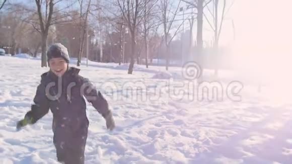 一个冬天的小男孩和小女孩穿过森林视频的预览图