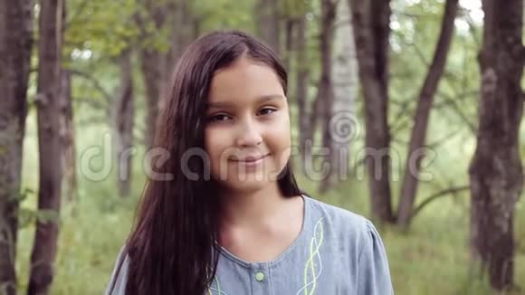 肖像一个甜美漂亮的小女孩对着镜头笑得非常漂亮视频的预览图