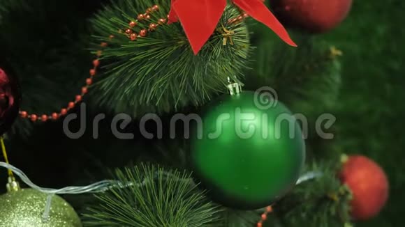 圣诞树装饰背景的特写视频的预览图