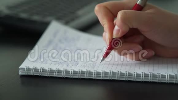 商务女性在记事本上用钢笔写作视频的预览图