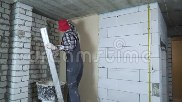 加气混凝土砌块墙上用施工尺抹灰膏视频的预览图