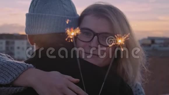 浪漫的冬天情侣抱着火花视频的预览图
