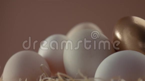 不同种类的鸡蛋和金色鸡蛋的特写视频视频的预览图