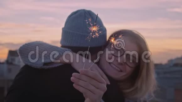 浪漫的冬天情侣抱着火花视频的预览图