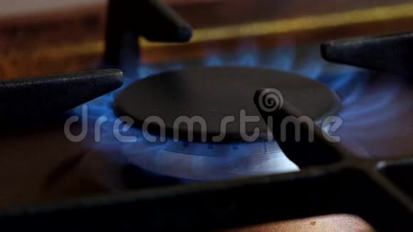 燃气灶上的蓝色燃气燃烧器火焰视频的预览图