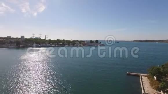 用一艘美丽的帆船在码头拍摄海上景观视频的预览图