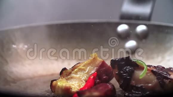 海鲜煎锅里的油煎视频的预览图
