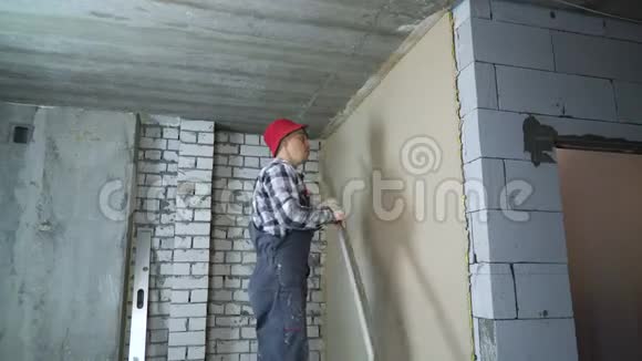用施工尺抹内墙石膏视频的预览图