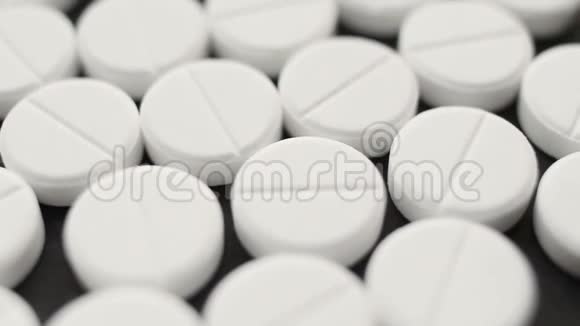 白色药丸和药片旋转宏观黑色背景视频的预览图