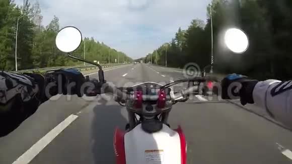 在沥青路上驾驶摩托车视频的预览图
