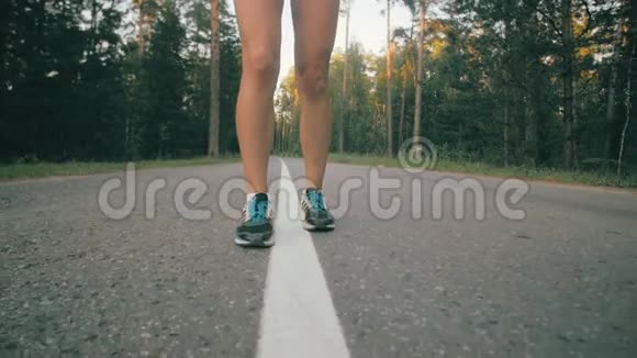 运动的雌性脚在公园里奔跑超级慢动作快关门视频的预览图