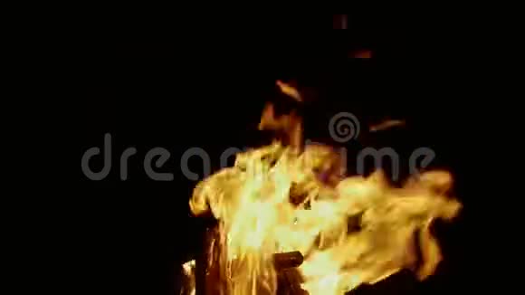 火在黑暗中燃烧视频的预览图