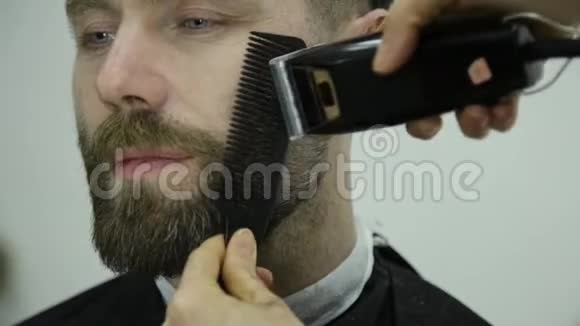 女理发师用专业的胡子修剪师剪客人的胡须工作场所的理发师视频的预览图