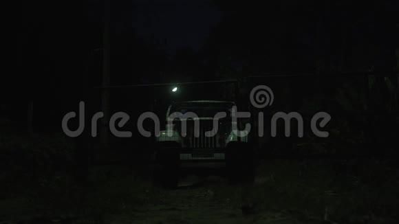 苏夫丛林之夜吉普车和照明行动围栏视频的预览图