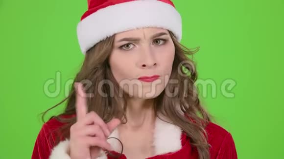 穿红色西装的圣诞老人女孩更安静地指了指绿色屏幕关门视频的预览图