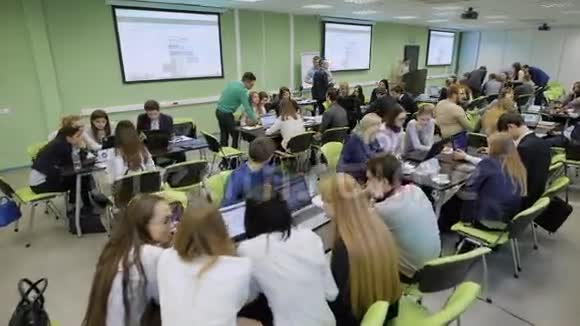 在大学的课堂上与不同的学生团队进行教育比赛坐在旁边的观众视频的预览图
