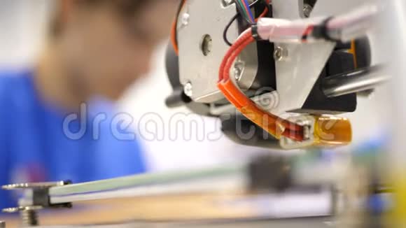 用塑料丝丝在3D打印机上打印学校实验室工作期间的三维打印机塑料视频的预览图