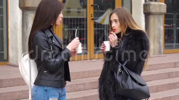 两个年轻女孩喝咖啡聊天视频的预览图