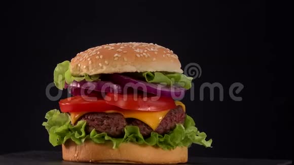 漂亮的新鲜汉堡在转盘上旋转视频的预览图
