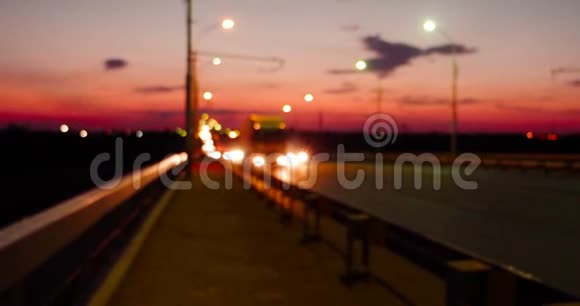 夜间天桥上交通繁忙视频的预览图
