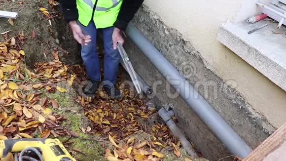 水管工正在准备更换房屋基础排水管视频的预览图