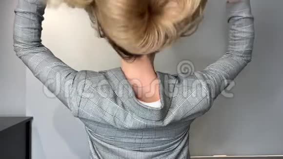 金发女人在美容院接受治疗后挥舞着她美丽健康的头发视频的预览图