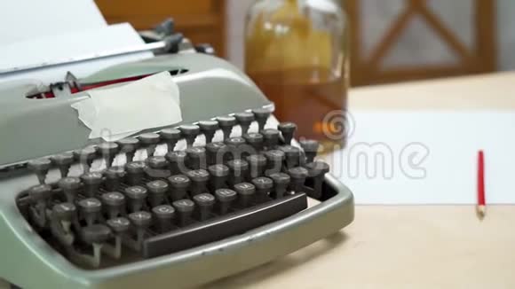 旧的灰色打字机和白纸视频的预览图